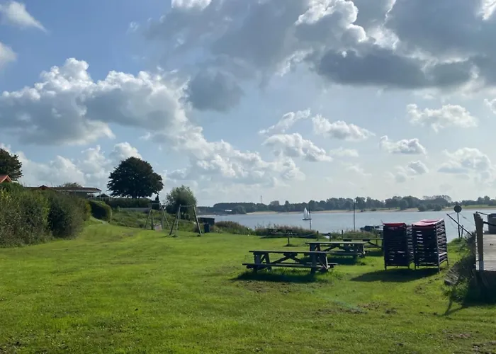 LUXUS Cube Ferienhaus Chalet am See mit Schwimmbad in Lathum NL