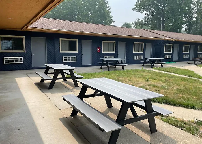 Lake Bluff Inn And Suites