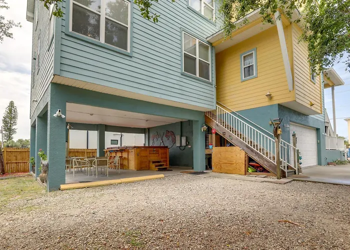 Steps To Beach, Outdoor Perks! Indian Rocks Condo
