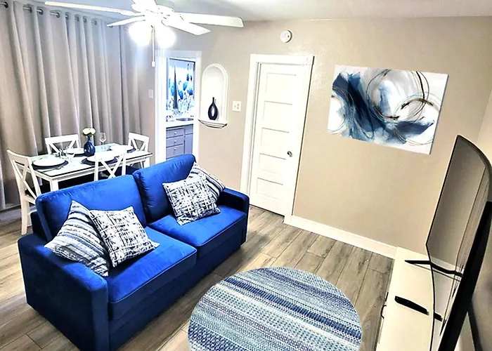 Beautiful Guesthouse, Sleeps 4 - Kitchen, Private Laundry, Ac, Parking, 65' Tv, Close To Stores, Restaurants & Beach