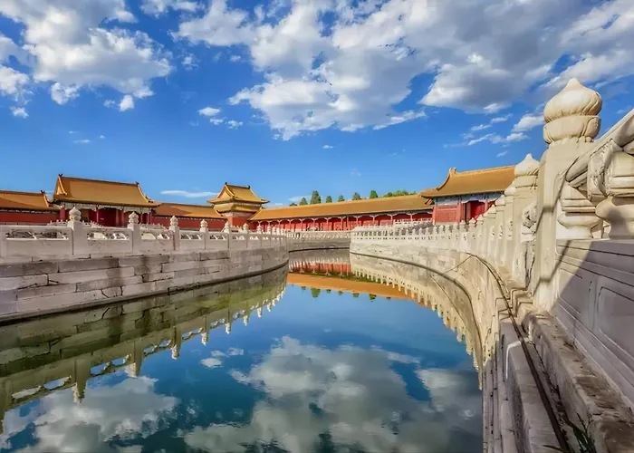Happy Dragon Hotel: Central Location, English-Speaking Staff & Tour Services