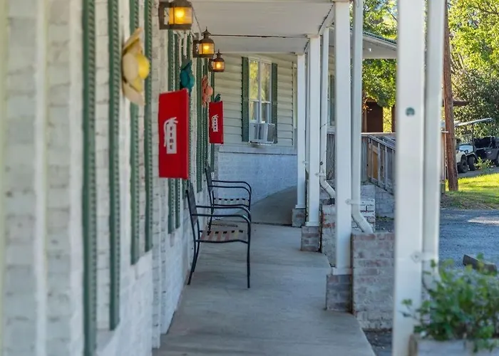 Geneva Hotel & Tiki Bar
