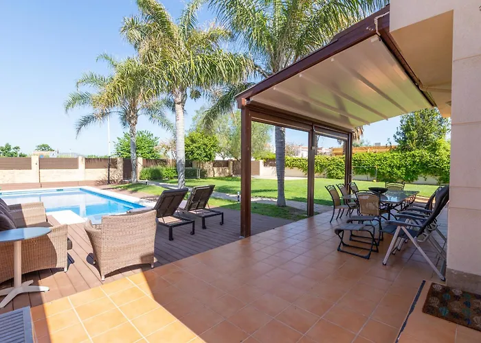Casa junto al mar con jardín