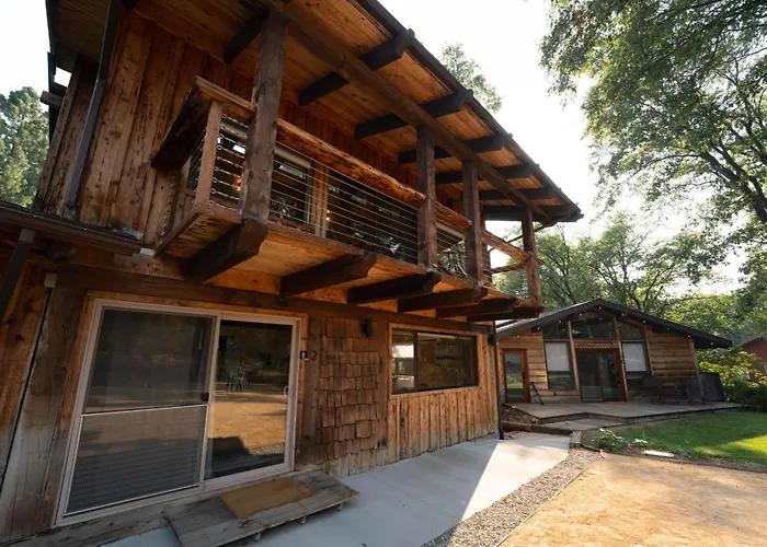 Basecamp Lodge