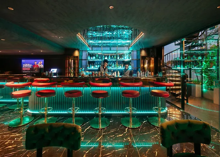 May De Ville Crown Hotel