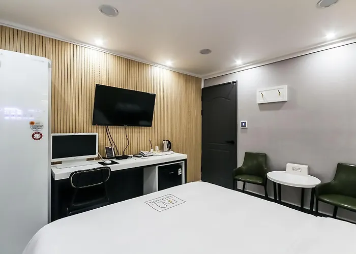 Hotel The City