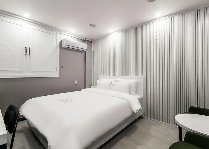 Hotel The City