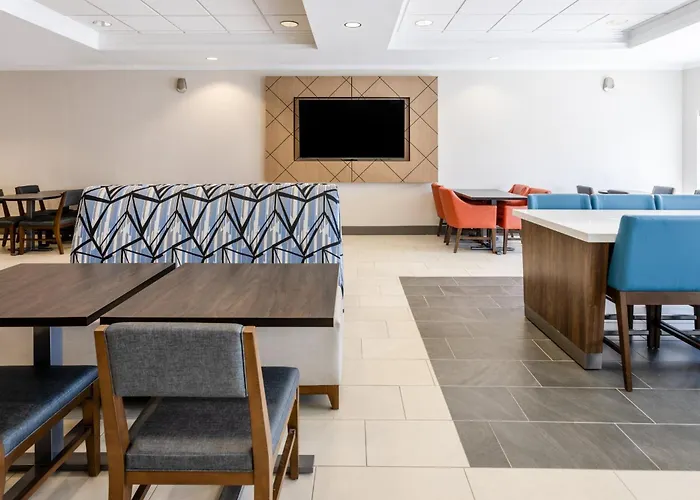 Holiday Inn Express & Suites Columbus At Northlake By Ihg