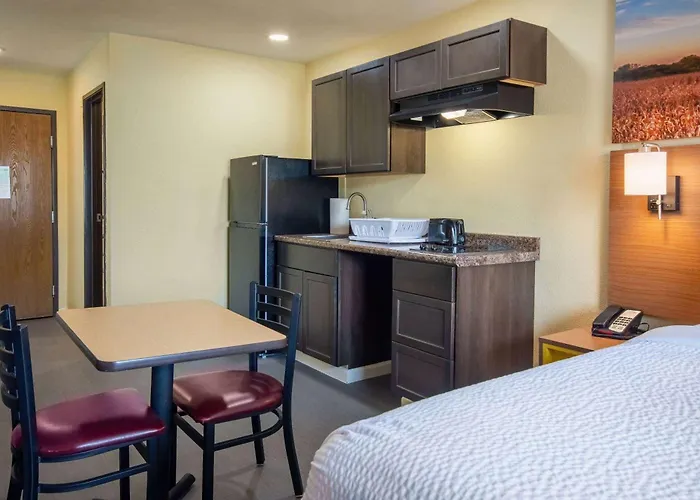 Days Inn By Wyndham Evansdale Waterloo