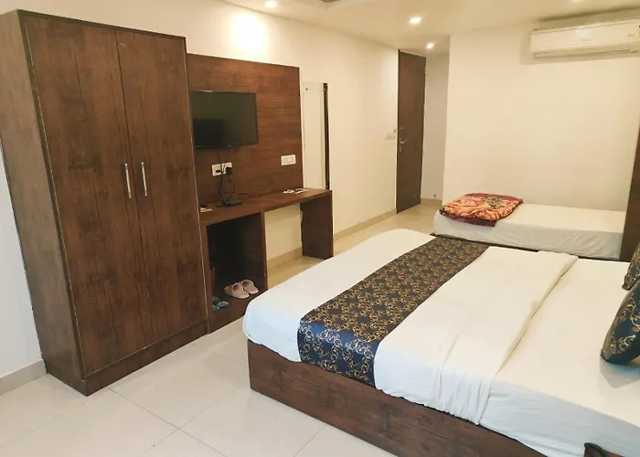 Hotel Le Grand Near Igi Airport