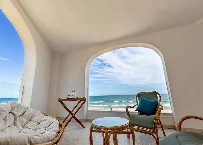Vidamalu - Beachfront Apartment With Terrace