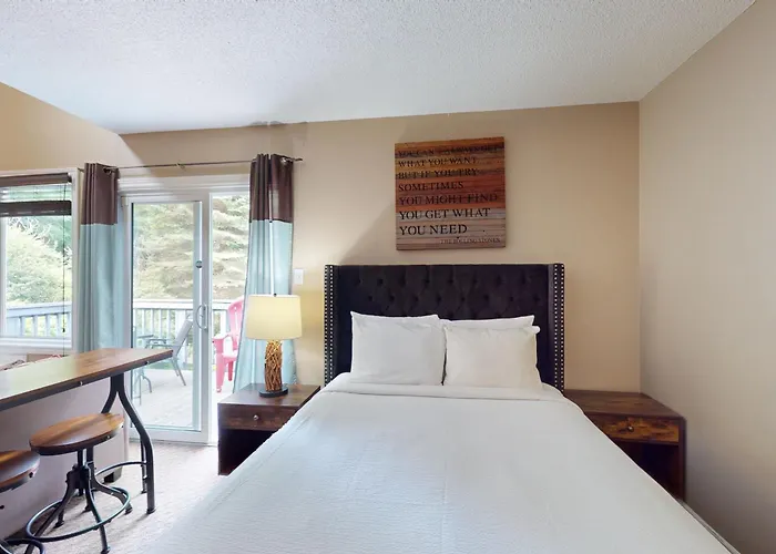 Mountain Loft Magic: Pool, Hot Tub, Tennis