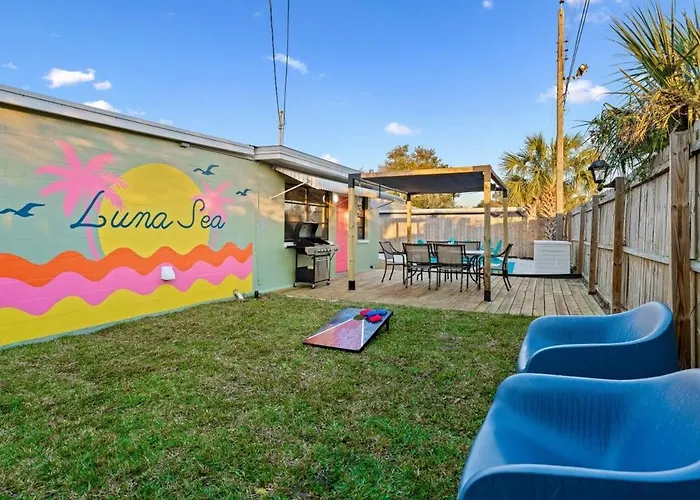 Minutes To Beach, Dining & Events
