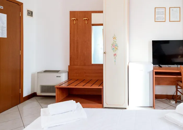 Albergo Nuova Aurora - Free Parking & Breakfast