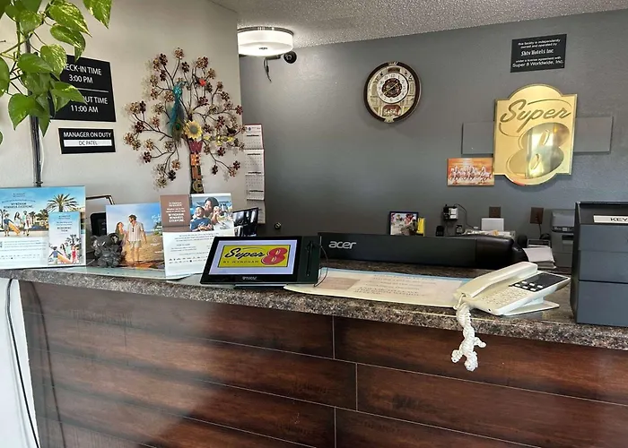 Super 8 By Wyndham Perry Ia