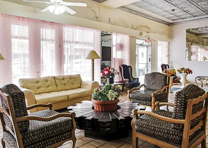 OYO Historic Cameron Hotel Brownsville I-69E