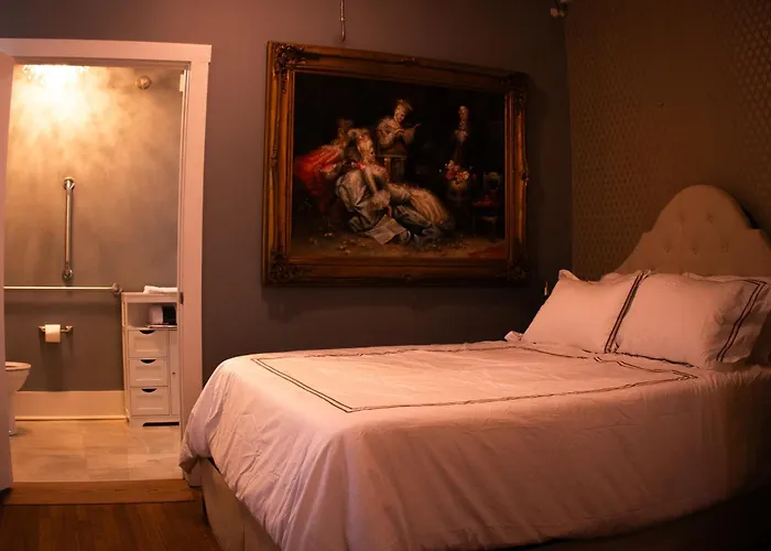 Chateau Connellsville Victorian Era Suite
