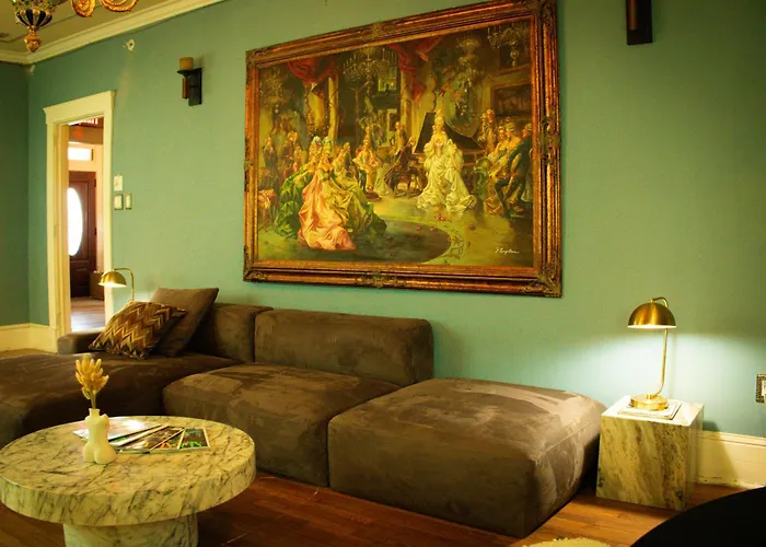Chateau Connellsville That 70S Suite