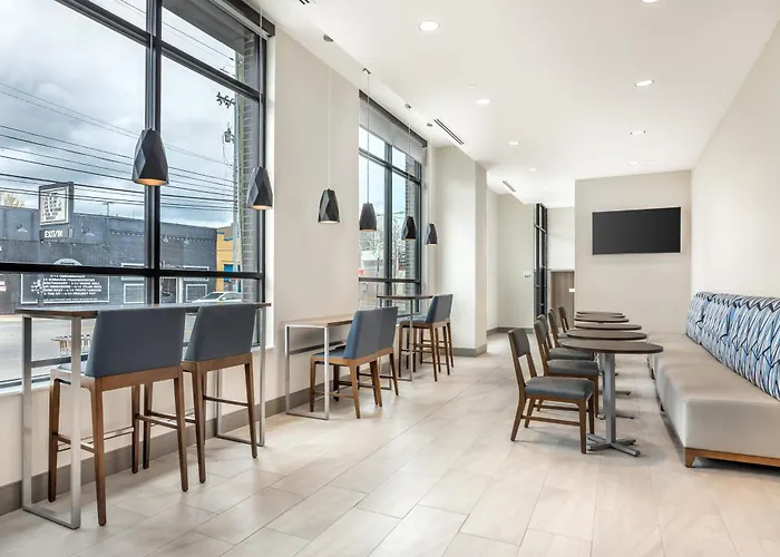 Holiday Inn Express & Suites Nashville West End - Univ Area By Ihg