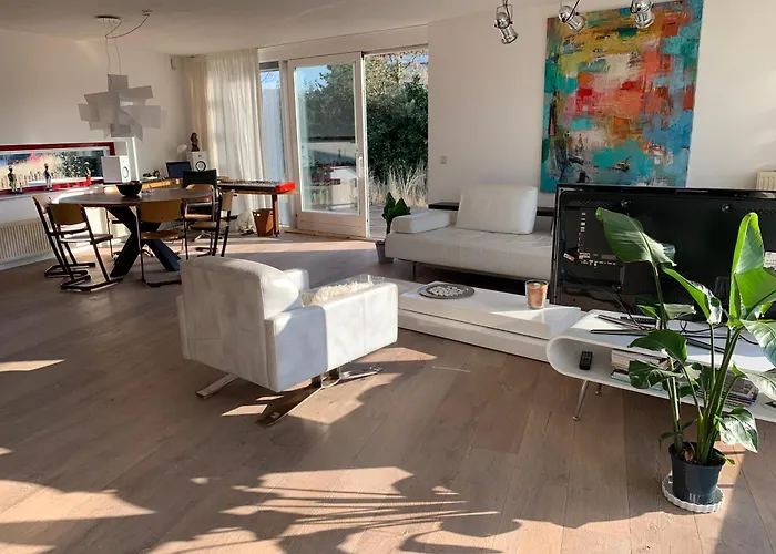Heerlijke villa met zwembad en sauna bij het strand