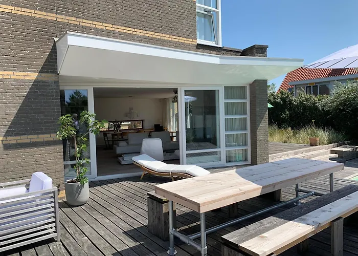 Heerlijke villa met zwembad en sauna bij het strand