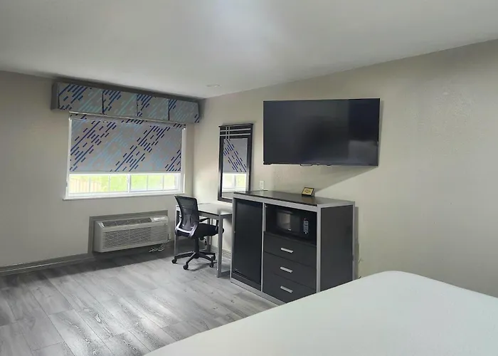 Days Inn By Wyndham Baytown Tx