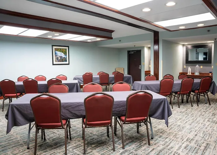 Comfort Suites Outlet Center