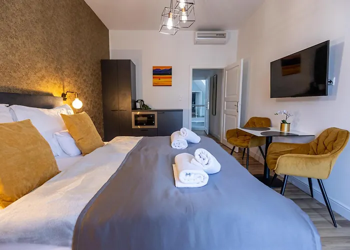 Villa Clariss Pool & City Center Stay