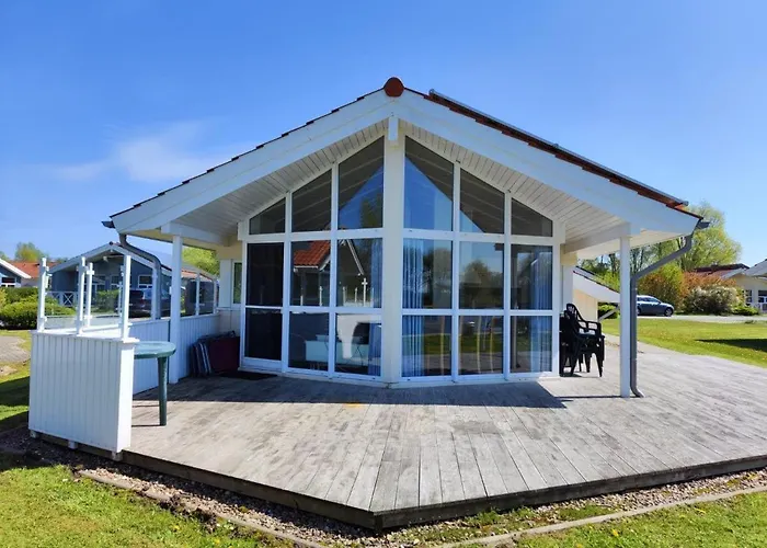 6 Personen Ferienhaus in 1. Reihe zum See mit Kanu und herrlichem Seeblick, Sauna, Whirlpool, Kaminofen, Klimaanlage und E-Tankstelle am Haus in Otterndorf