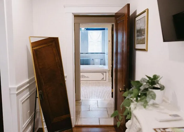 Chateau Connellsville Eclectic Homage Suite