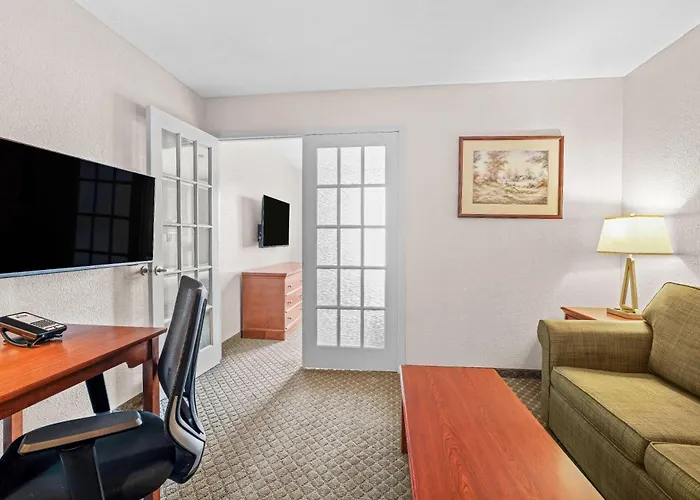 Days Inn & Suites By Wyndham Winkler