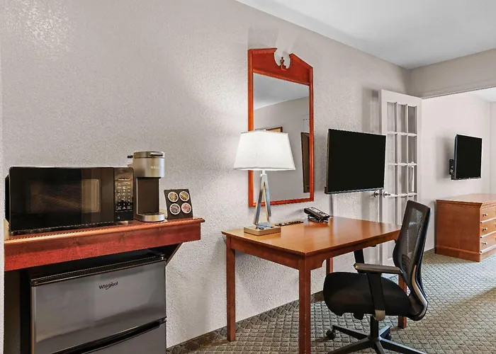 Days Inn & Suites By Wyndham Winkler