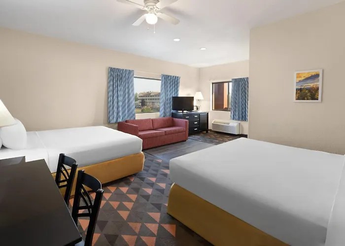 Days Inn By Wyndham Mackinaw City - Bridgeview Area