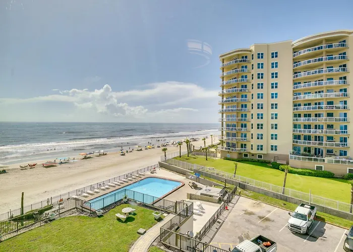 Partial Ocean Views: Daytona Beach Studio!