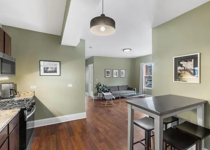 Private Room in Stylish Humboldt Park Retreat