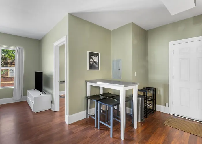 Private Room in Stylish Humboldt Park Retreat