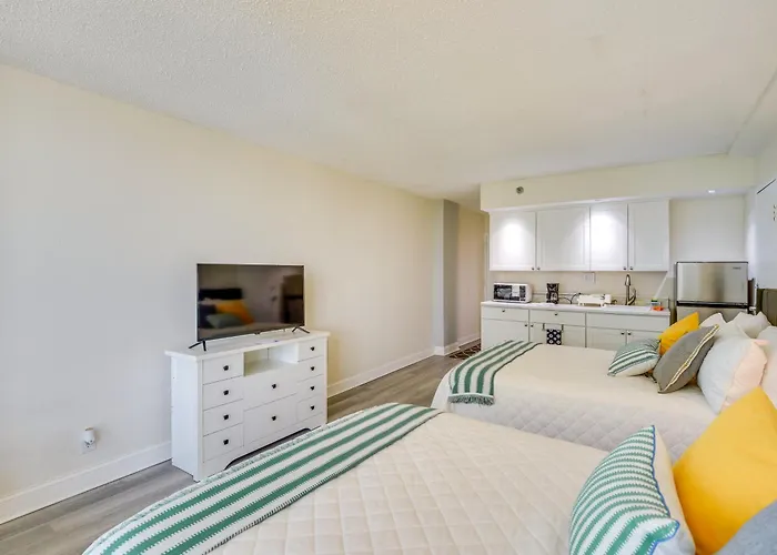 Partial Ocean Views: Daytona Beach Studio!