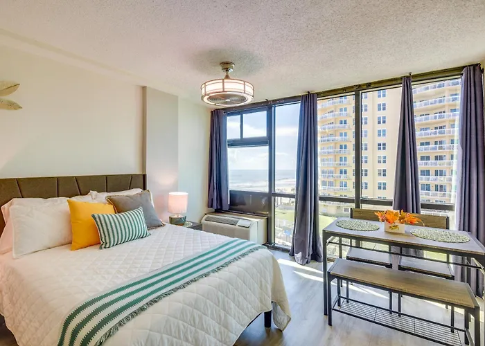 Partial Ocean Views: Daytona Beach Studio!