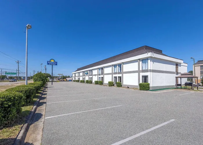 Days Inn & Suites By Wyndham Fort Bragg/Cross Creek Mall