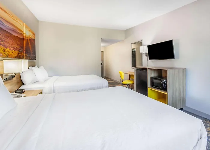 Days Inn By Wyndham Roanoke Hollins Near I-81