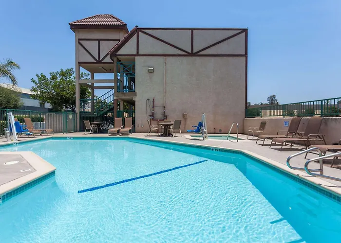 Howard Johnson By Wyndham Norco