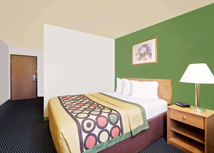 Super 8 By Wyndham Marshall