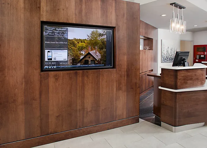 Courtyard By Marriott Manchester-Boston Regional Airport