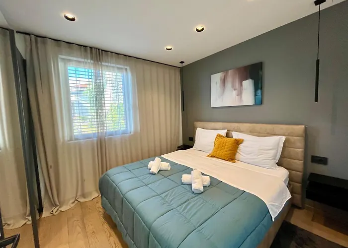 Aparthotel Villa V With Heated Pool, Parking And Breakfast