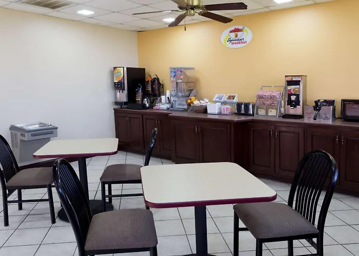 Super 8 By Wyndham Indianola Hotel