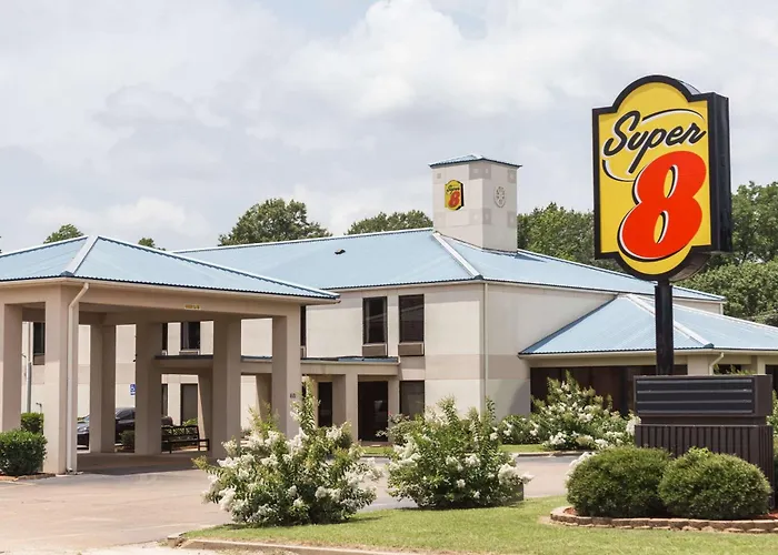 Super 8 By Wyndham Indianola Hotel
