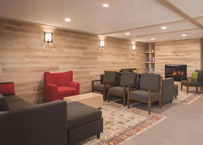 Country Inn & Suites By Radisson, Pella, Ia