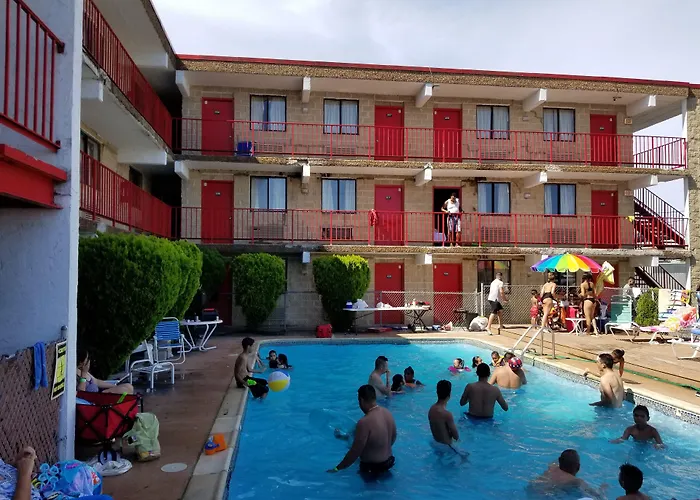 Cloud 9 Inn - Beach Hotel