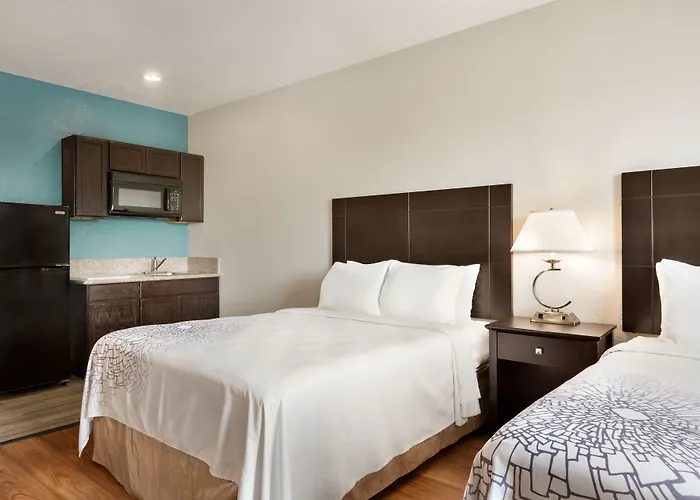 Days Inn & Suites By Wyndham San Antonio Near Frost Bank Center