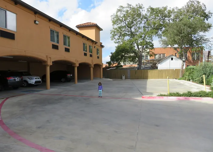La Hacienda Inn Near Alamodome & Riverwalk